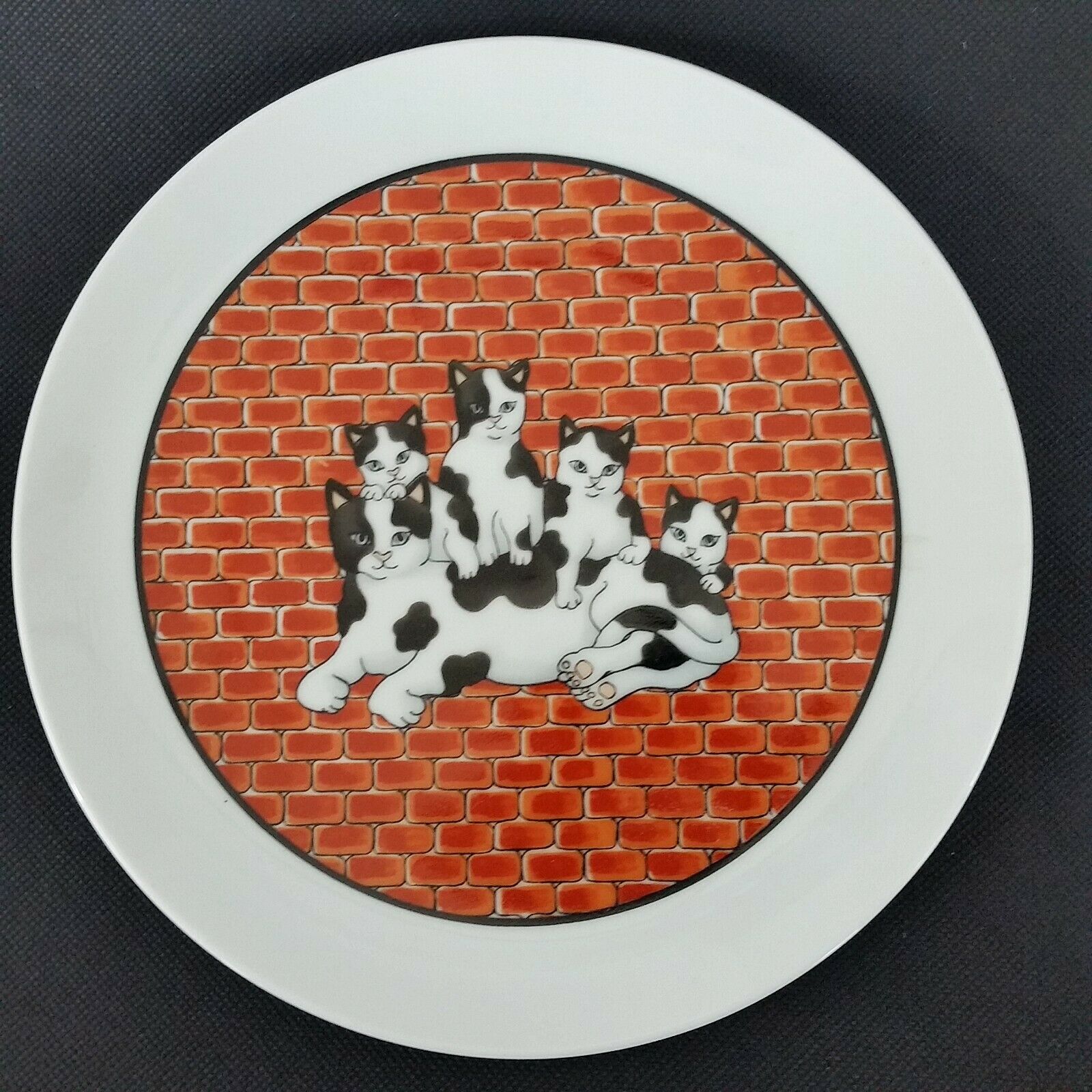 City Cat Ceramic Plate Red Brick Wall W/white & Black Cat Group  Takahashi Japan