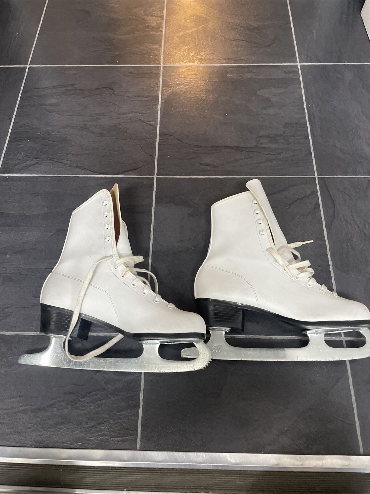 SLM Canada Woman’s Figure Ice Skates White Leather Size 9