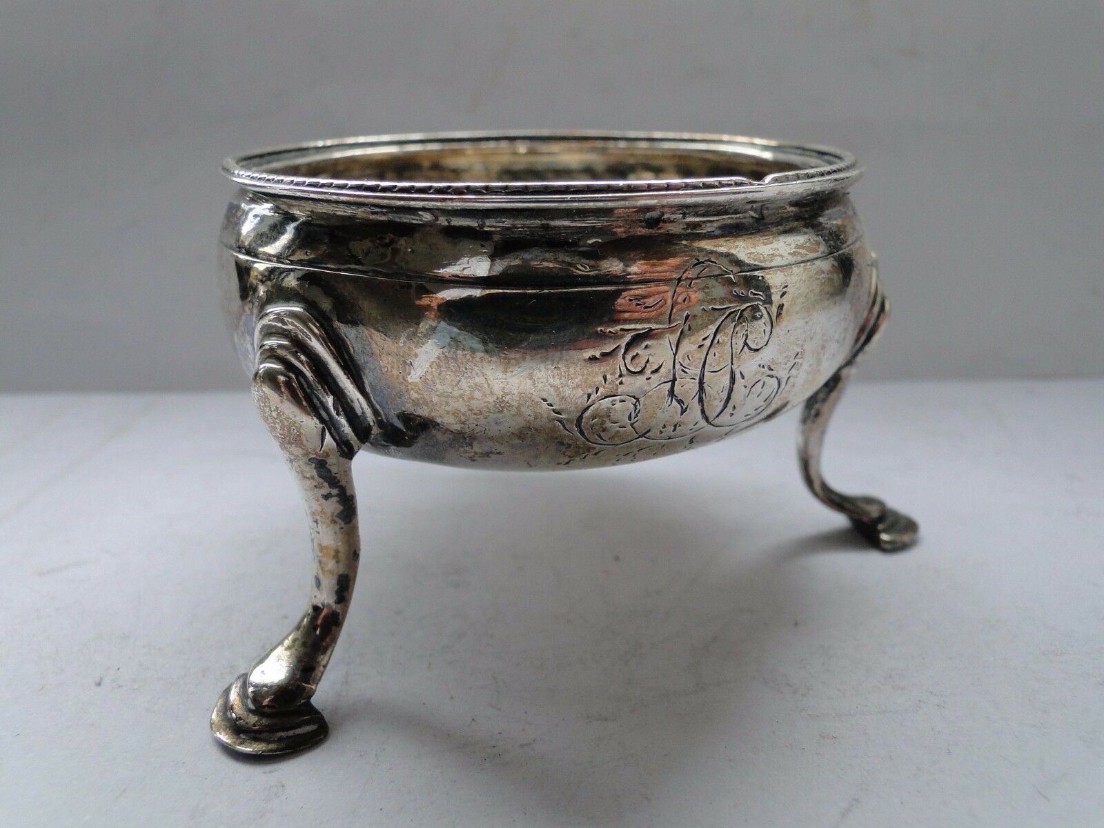 MINIATURE DISH ON THREE FEET, STERLING SILVER LONDON 1829, DOLL HOUSE ACCESSORY